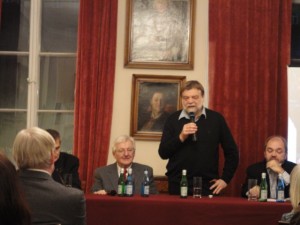 O książce "Hombre Kapuściński" Mirosława Ikonowicza mówił Marek Miller, obok autor Mirosław Ikonowicz (w środku) / fot. Bożena Dudko