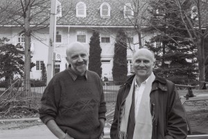 Ryszard Kapuściński z Markiem Kusibą (z lewej) przed domem, w którym w 1920 r. żył i pracował Ernest Hemingway. Toronto, grudzień 1996 / fot. Diana Kuprel, Archiwum Marka Kusiby)