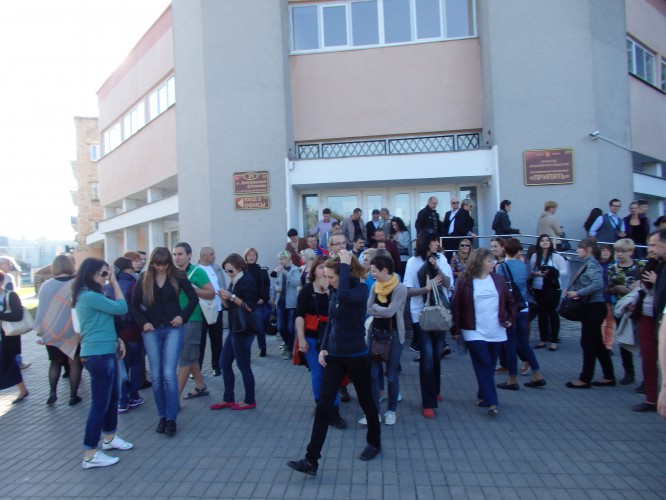 uczestnicy Forum przed hotelem "Pińsk"
