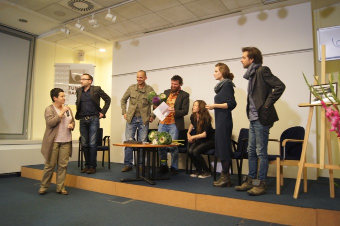 Laureaci : od lewej Joanna Załuska, Tomasz Stawiszyński, Michał Książek, Mateusz Janiszewski, Aleksandra Gumowska, pierwszy z prawej - Adam Lach